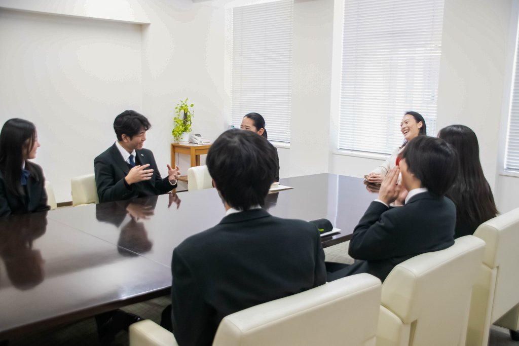 起業家と学生の楽しいテーブルディスカッション