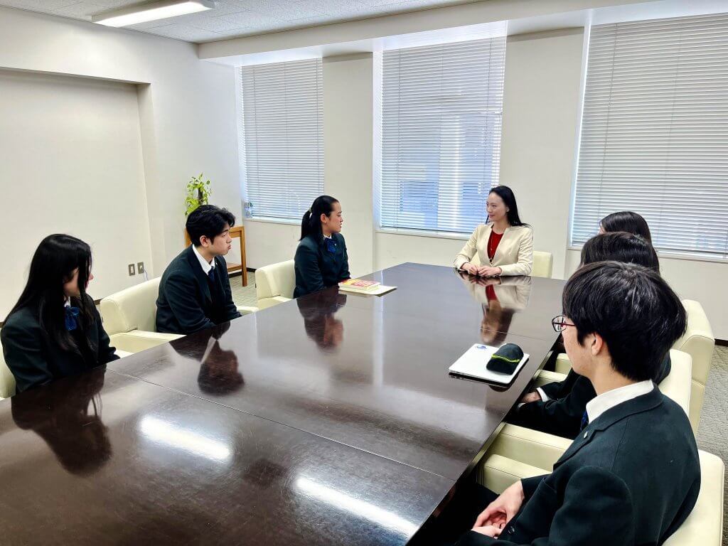 entrepreneur and student discussion