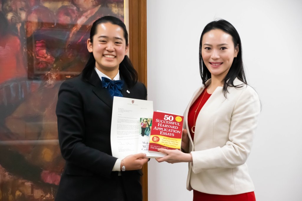 本を持つ女性起業家と高校生