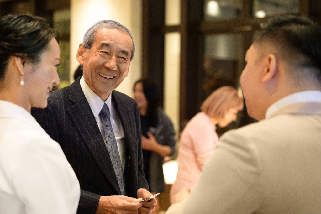 SeiRogai株式会社シニアアドバイザー 武田裕氏が、リン氏とHo Koi Foong氏との会話を楽しんでいる