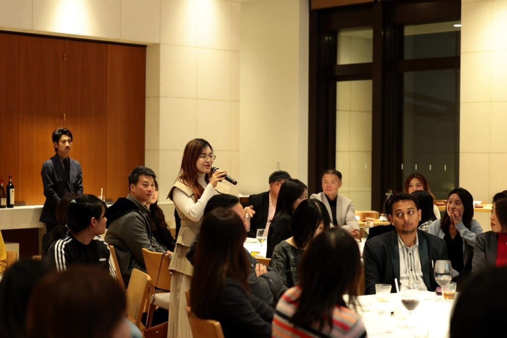 参加者がディスカッションを豊かにするために思慮深い質問をする