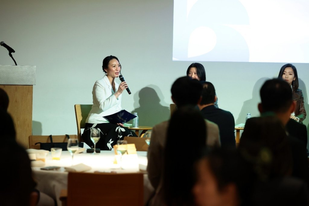 リン氏がパネルディスカッションを進行し、パネリストたちとの対話を促進し、彼女たちの経験から貴重な洞察を引き出しました。